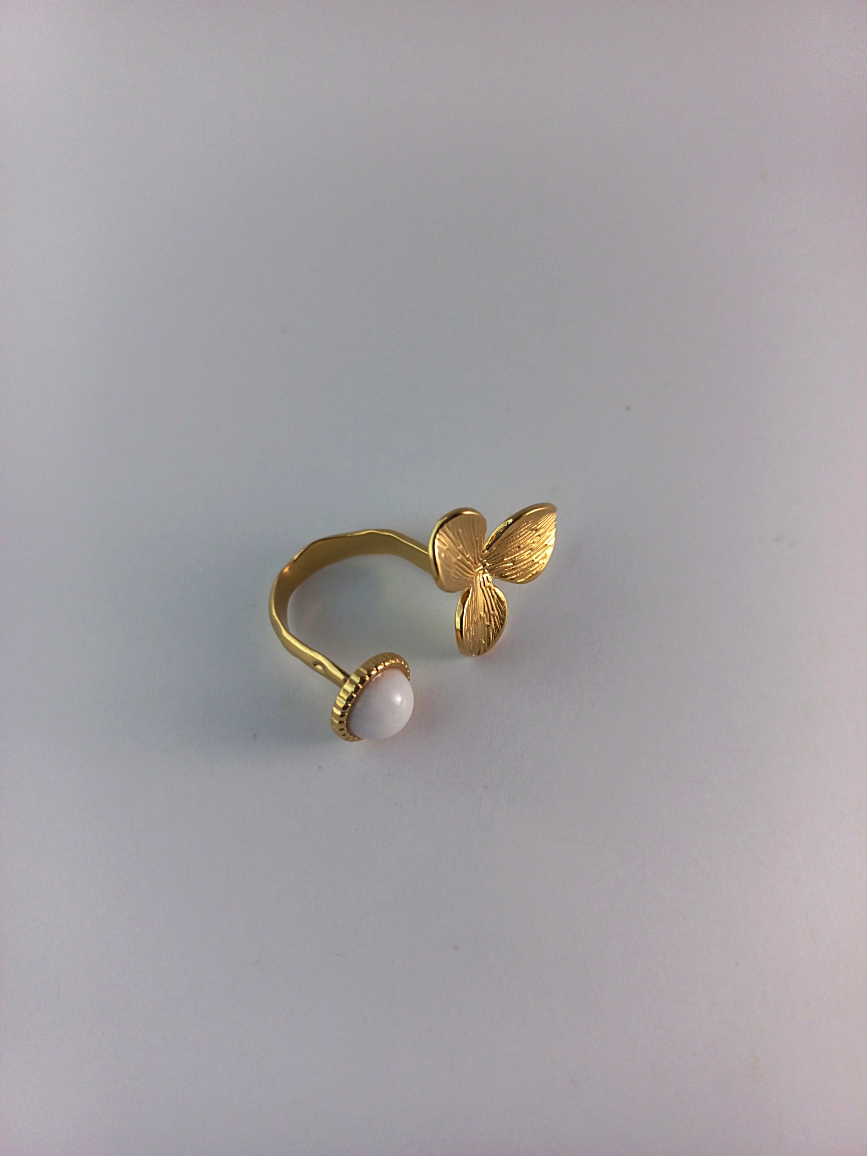 Chunky flower ring gold in color